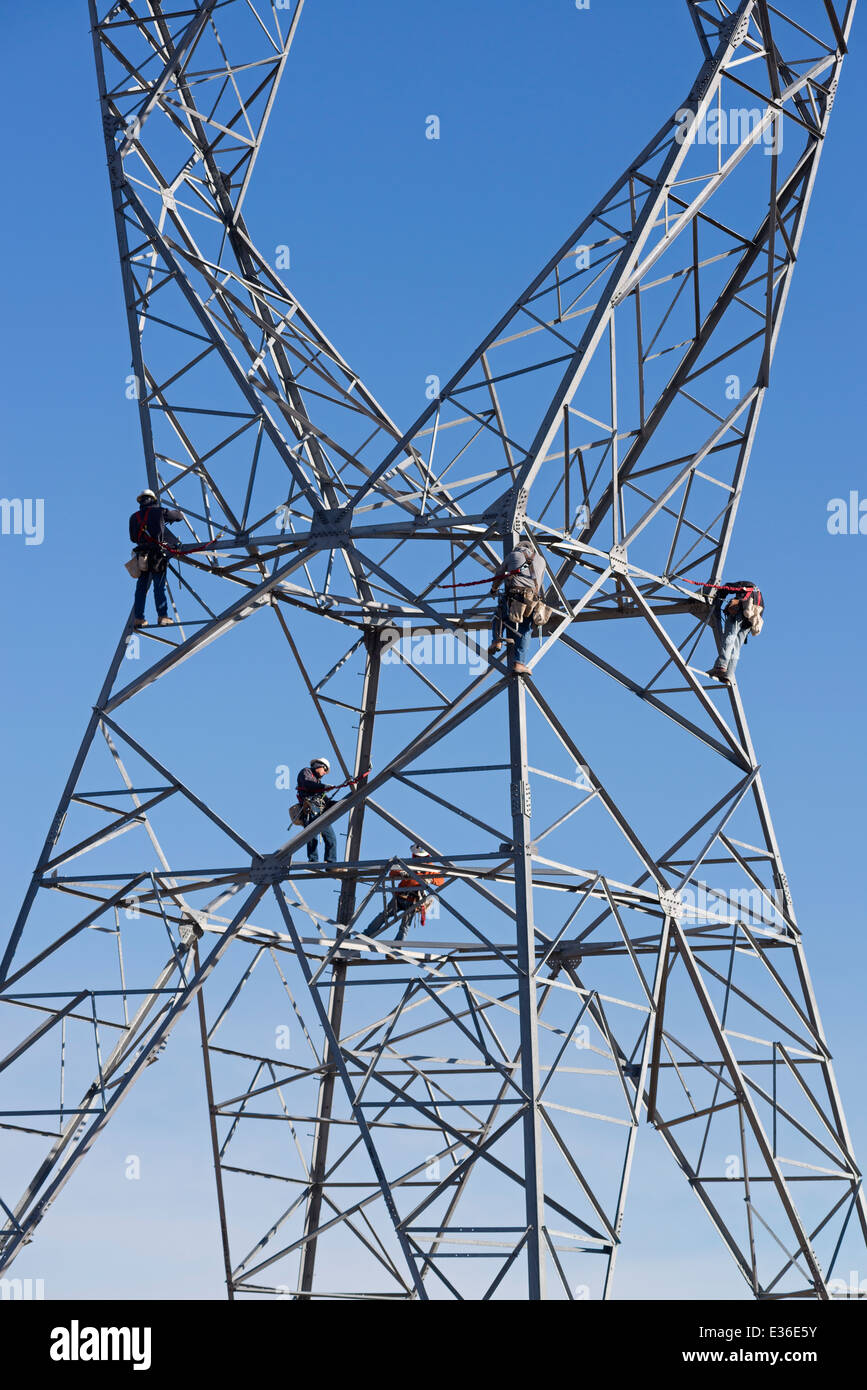 Bau-Crew Montage Strom Sendemast in Utah. Stockfoto