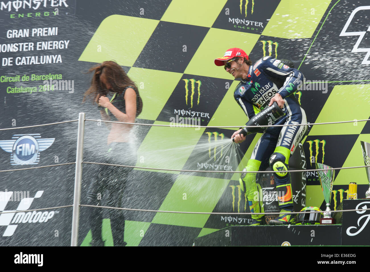 Monster Energy Grid Mädchen von dem Monster Energy Gran Premi De Catalunya bekommt von Valentino Rossi mit Champagner besprüht. Stockfoto
