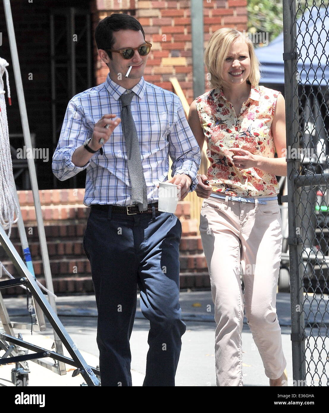 Elijah Wood und Alison Pill Funken sich eine Zigarette während eines Mittagessens auf ihren neuen Horror-Komödie Film "Cooties" Los Angeles mit Dreharbeiten zu brechen: Elijah Wood, Alison Pill wo: Los Angeles, CA, Vereinigte Staaten von Amerika bei: 16. Juli 2013 Stockfoto