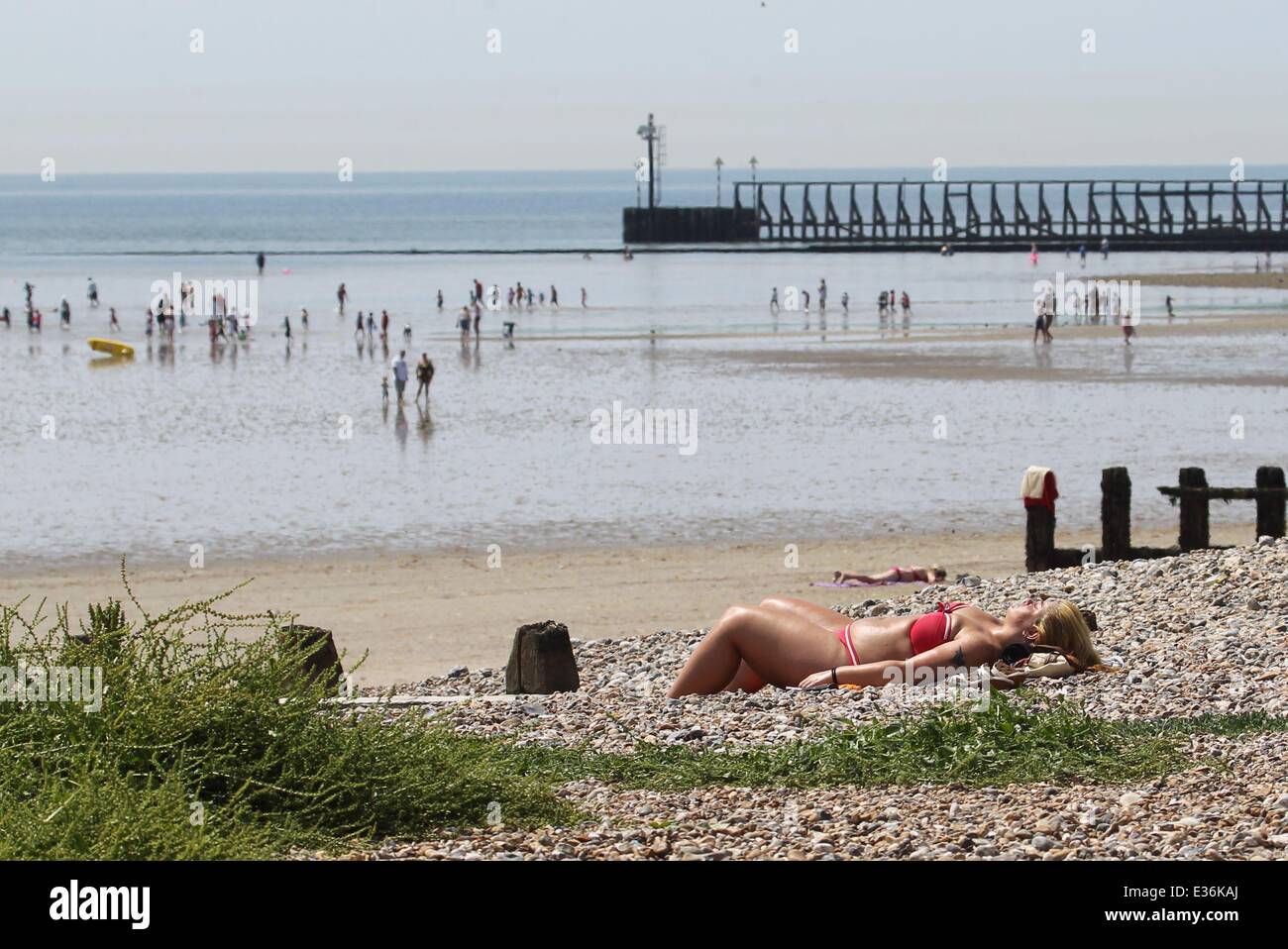 Während die Hitzewelle über den süd-östlichen Teil des Landes weiter, einige Mitglieder der Öffentlichkeit nutzen Sie das schöne Wetter durch den Besuch der Küstenstädte von Littlehampton und Worthing, West Sussex wo: Littlehampton, Großbritannien: 18. Juli 2013 Stockfoto