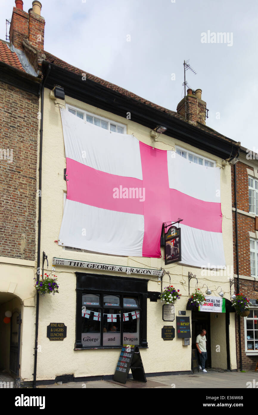 Der George & Dragon Pub in Yarm Stockton on Tees, dekoriert mit einer riesigen England Flagge für die Fußball-Weltmeisterschaft 2014 Stockfoto