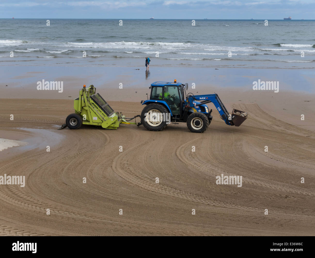 Badestrand Meer in Redcar gereinigt von den örtlichen Behörden über eine mechanische Traktor gezogen Maschine Arber Surf Rake Stockfoto