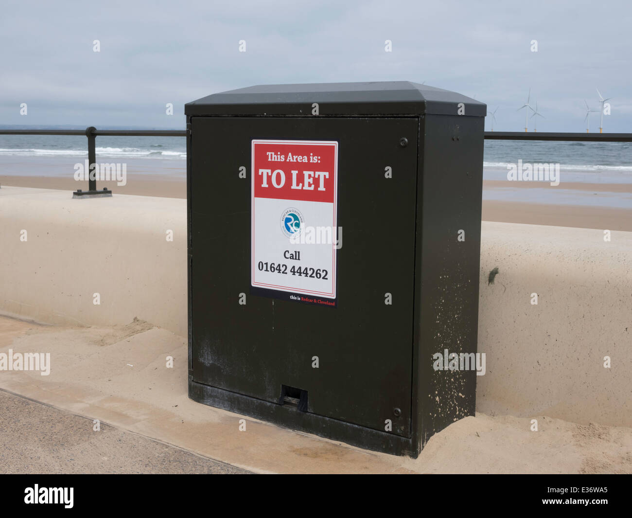 Schild "This Area zu vermieten" platziert auf der Seite ein elektrisches Betriebsmittel Schrank an der Promenade in Redcar Cleveland England UK Stockfoto