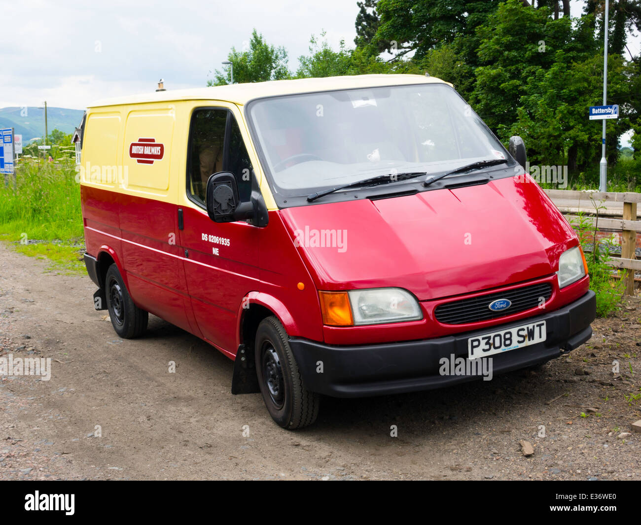 1996/7 registrierte Ford Transit van in roten und gelben Farben der ehemaligen British Railways Stockfoto