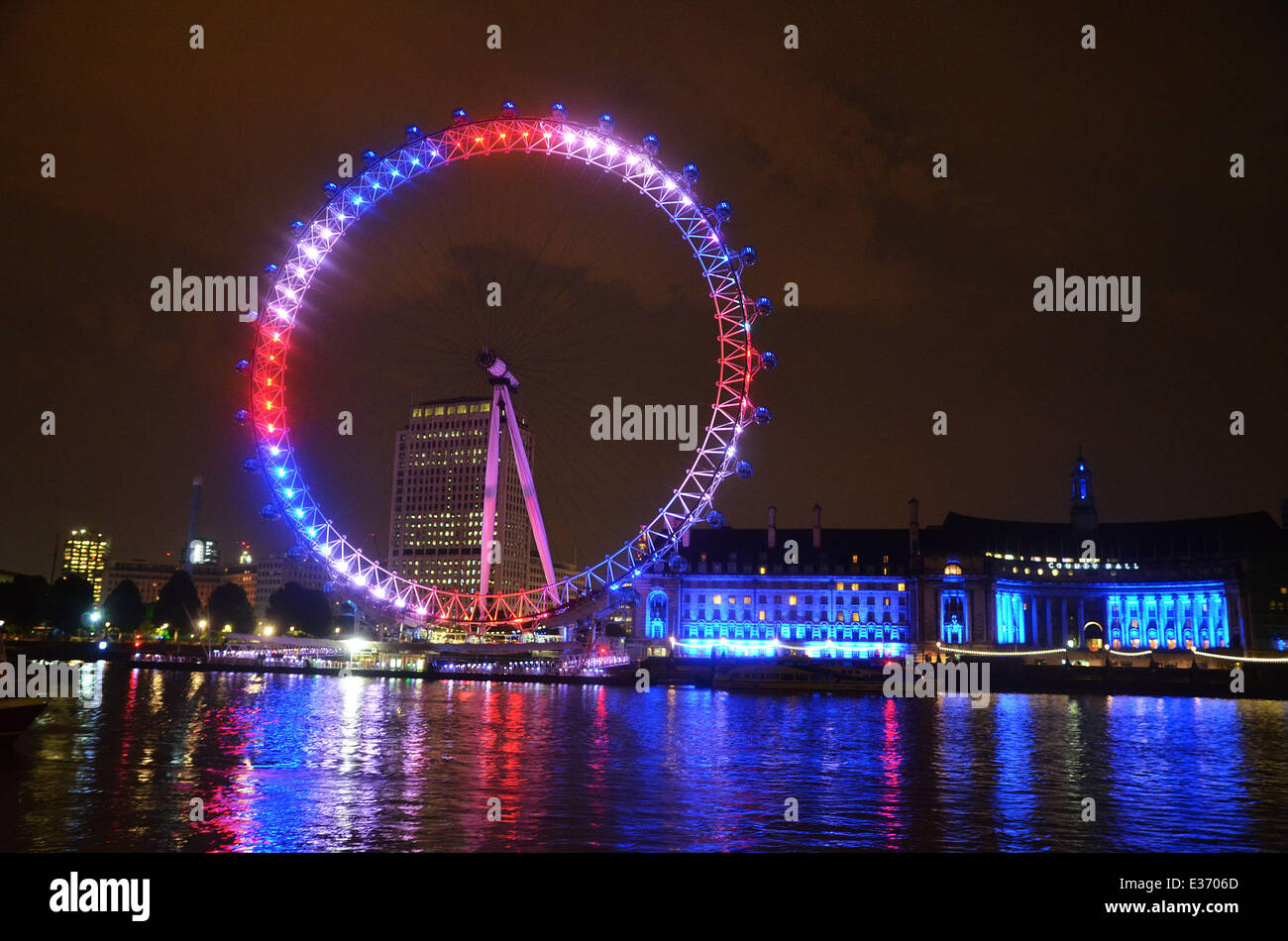 Das London Eye ist in den Farben rot, weiß und blau feiern fürdas Duchess of Cambridge einen jungen am 16.24 BST Featuring gebar beleuchtet: n/a wo: London, Vereinigtes Königreich bei: 23. Juli 2013 Stockfoto