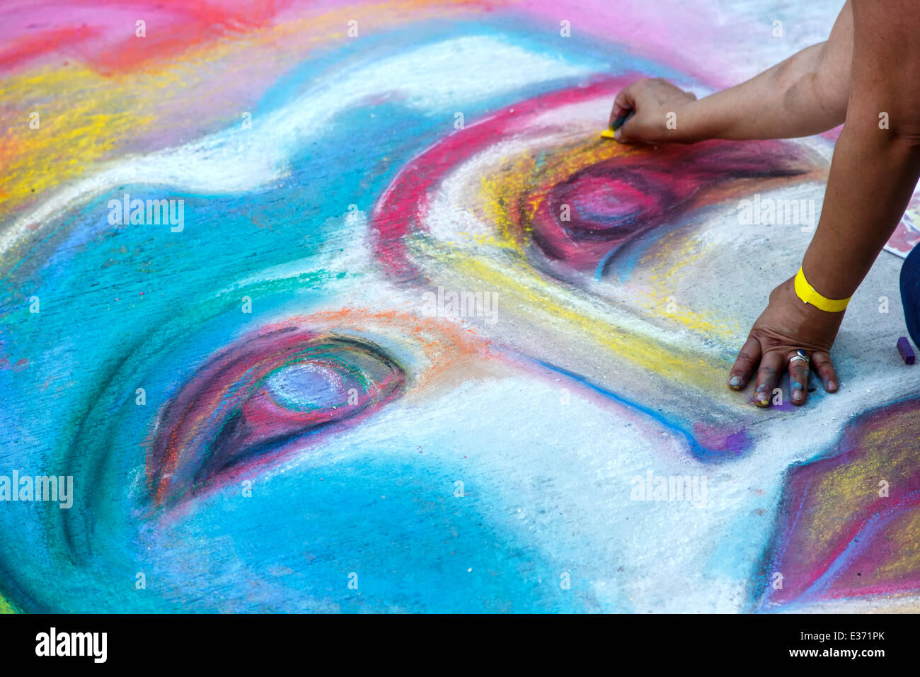 Künstler arbeiten an Kreide Kunstwerk, Kreide-Kunst-Festival, Larimer Square, Denver, Colorado USA Stockfoto
