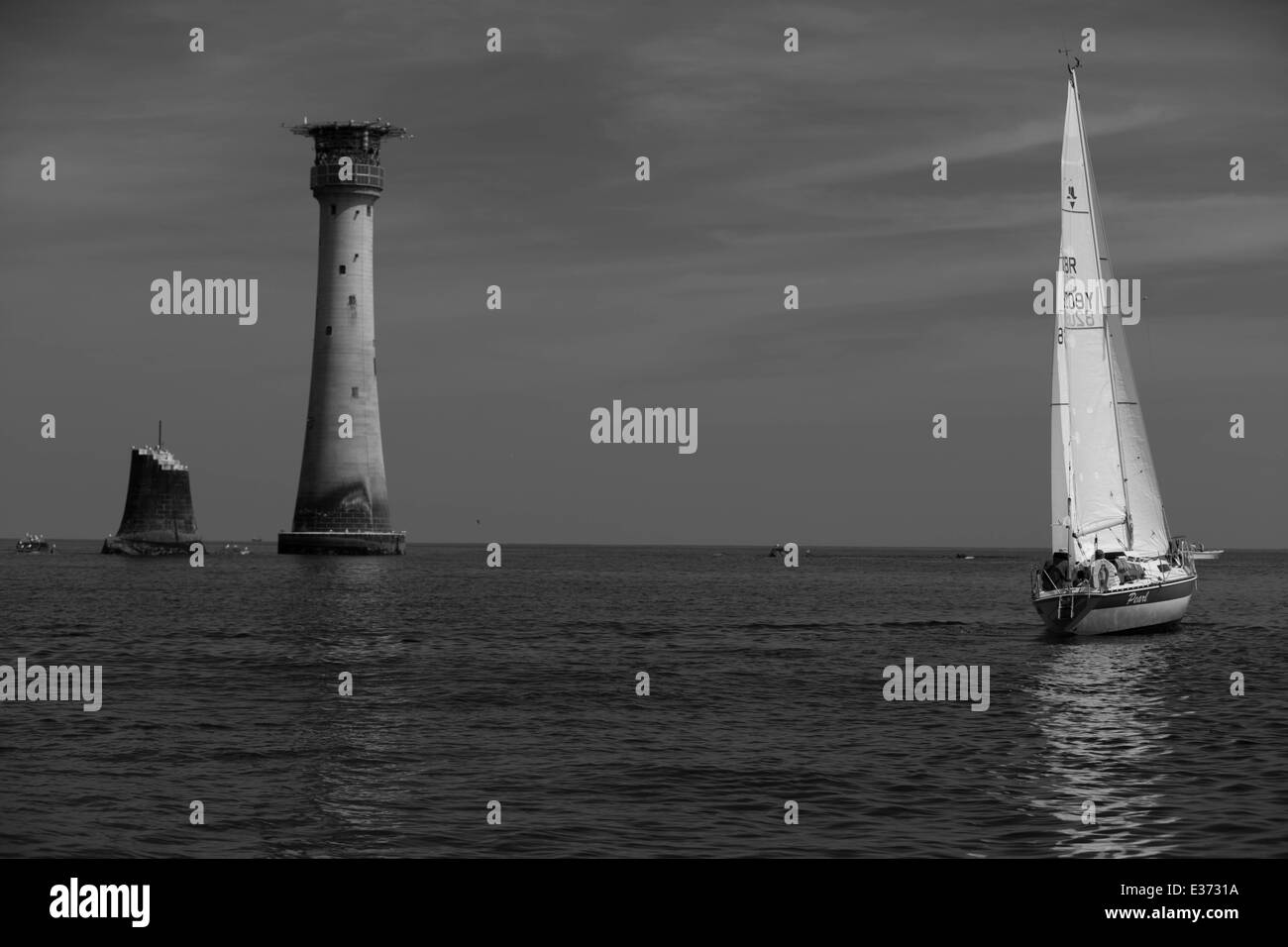 Yacht segeln vorbei an Eddystone Leuchtturm Plymouth in schwarz / weiß Stockfoto