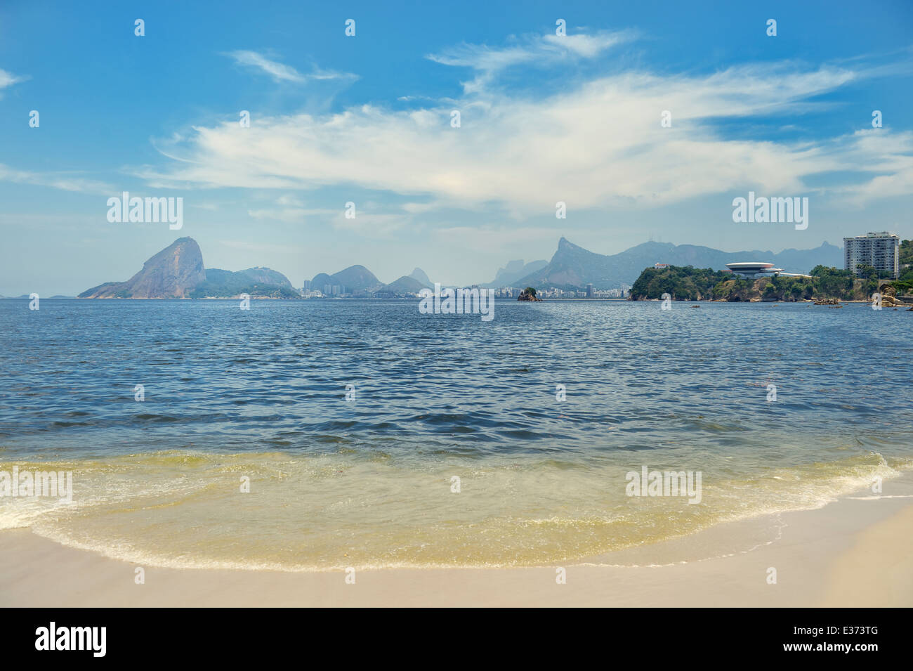 Malerische Aussicht von Icarai Beach von Zuckerhut von Guanabara-Bucht in Niterói Rio de Janeiro Brasilien Stockfoto