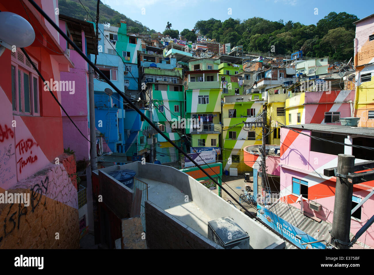 RIO DE JANEIRO, Brasilien - 14. Februar 2014: Graffiti schmückt die bunten Gebäude in der Favela Santa Marta gemalt. Stockfoto