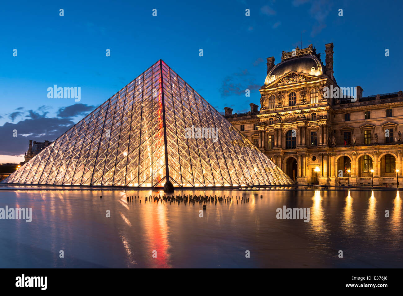 Louvre, Paris, in der Dämmerung, eine der wichtigsten Touristenattraktionen in Frankreich und in Europa Stockfoto