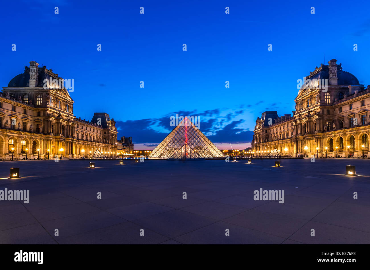 Louvre, Paris, in der Dämmerung, eine der wichtigsten Touristenattraktionen in Frankreich und in Europa Stockfoto