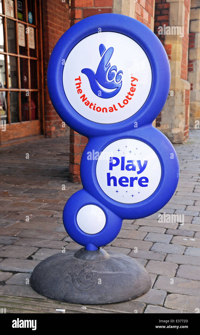 Die National Lottery Zeichen außerhalb einer Stadt Zentrum Shop, Lichfield, Staffordshire, England, Westeuropa. Stockfoto