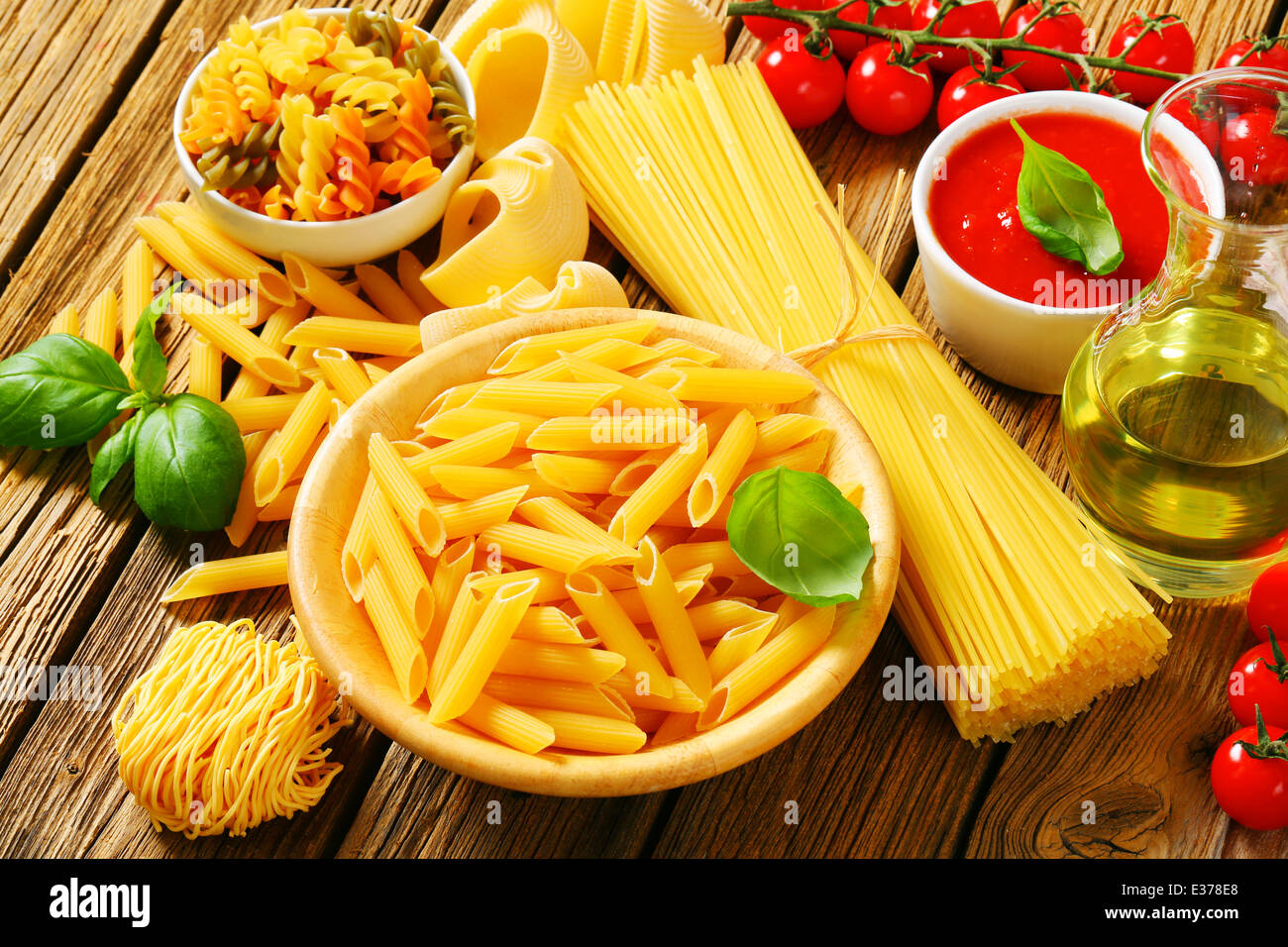 Verschiedene Pasta, Tomaten Passata und Olivenöl Stockfoto