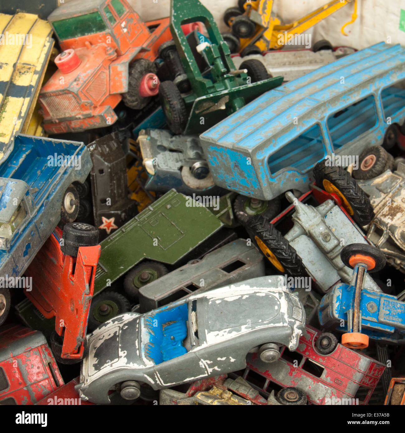 Sammlung von Oldtimer gut gebrauchte Druckguss Spielzeugautos von Matchbox, Corgi und Dinky Stockfoto