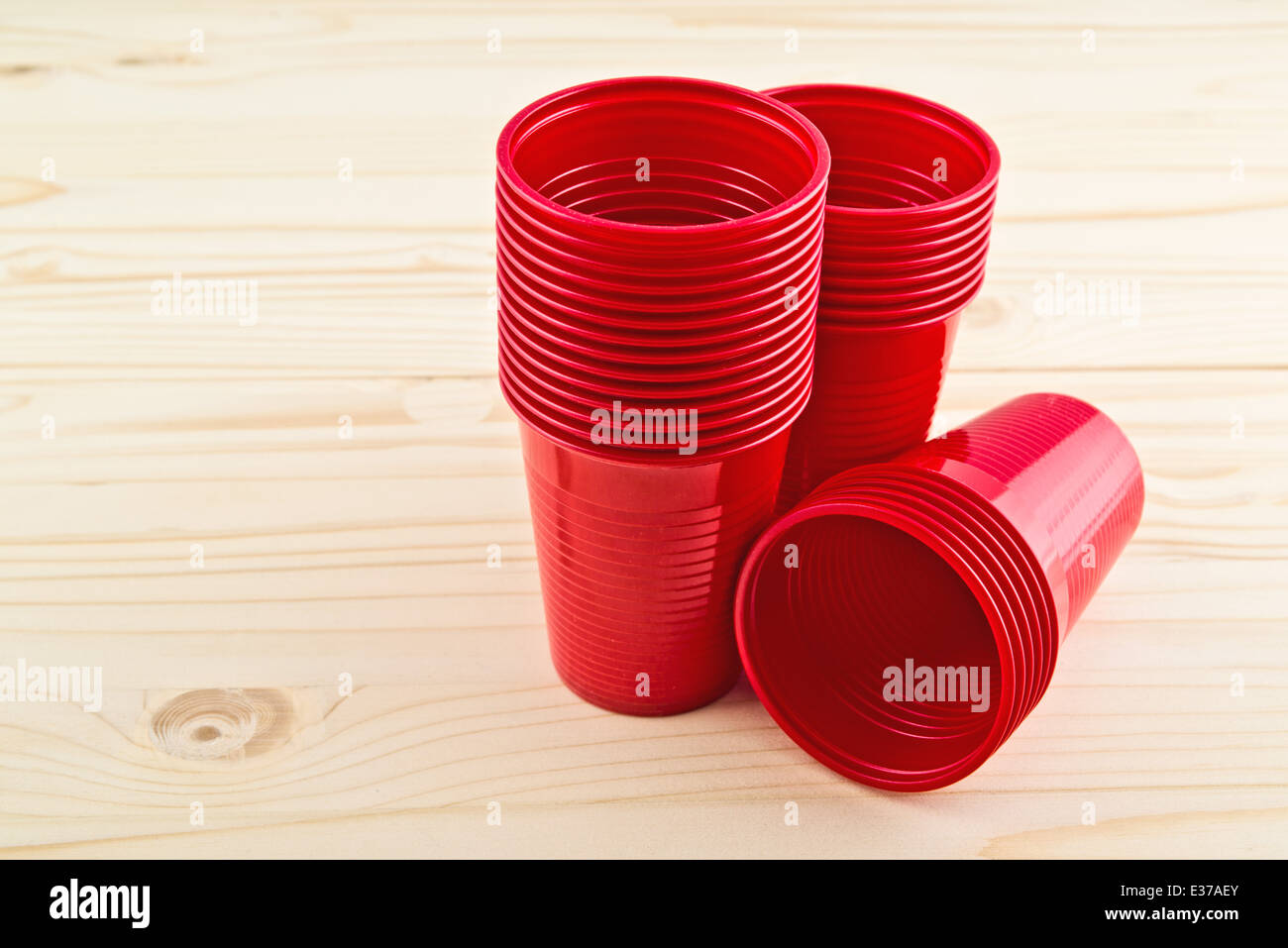 Leeren roten Plastikbecher Stack auf hölzernen Picknick-Tisch Stockfoto