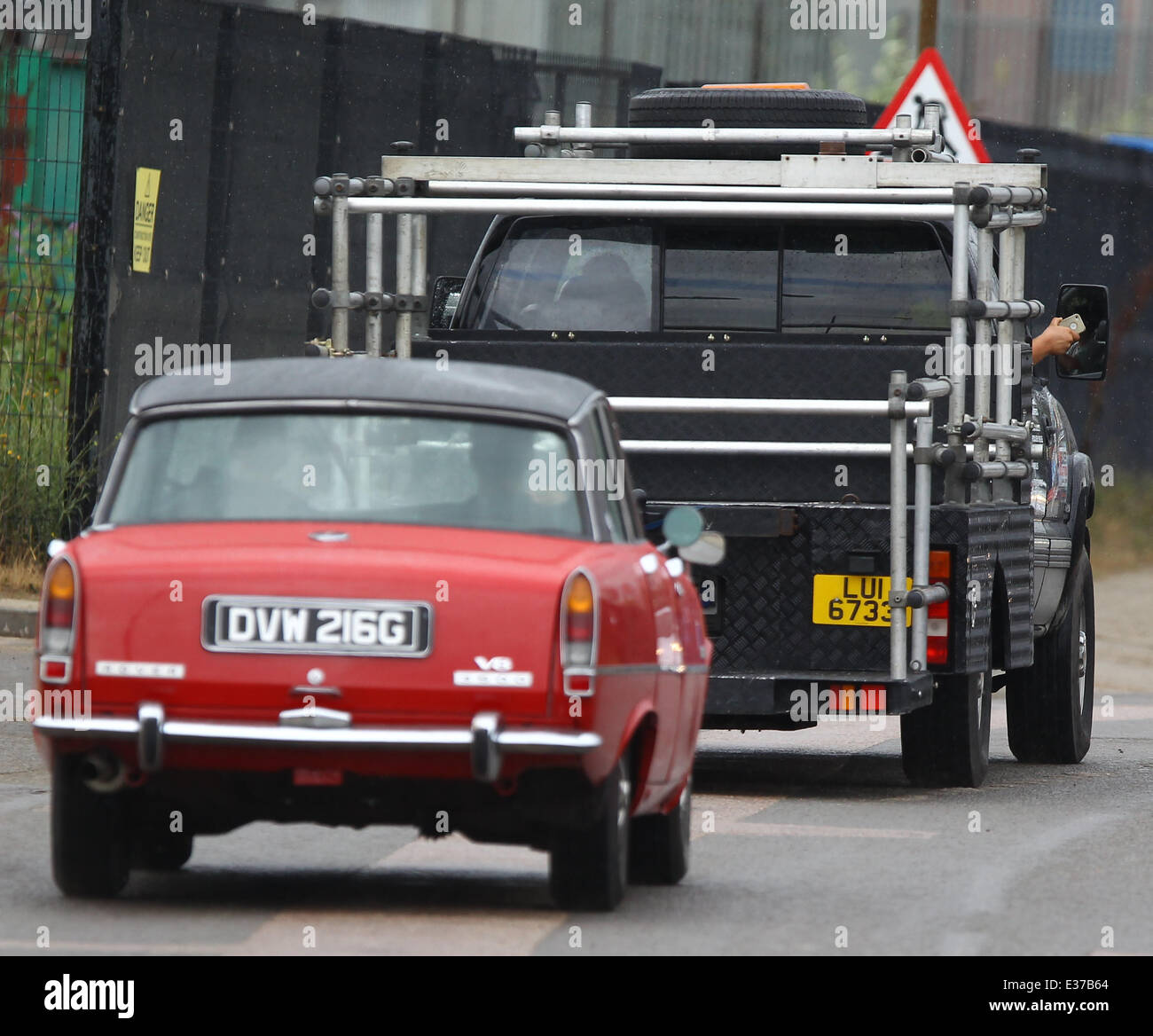 Steve McFadden (Phil Mitchell) und Daniel Coonan (Carl White) Film eine böse Auto-Crash-Szene für eine kommende Folge der lang-ru Stockfoto