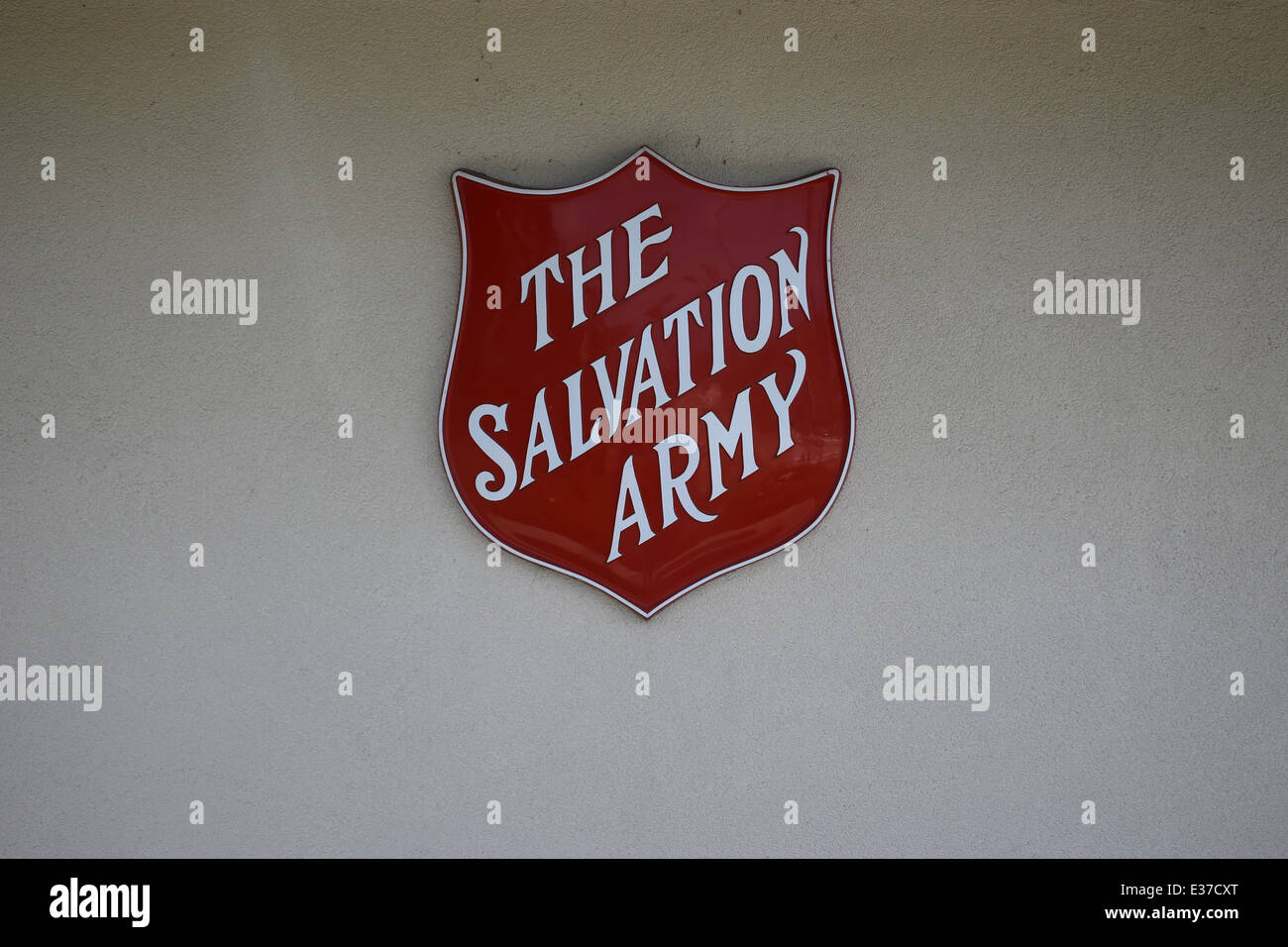 Ein Heilsarmee-Logo an der Wand, England montiert. Stockfoto