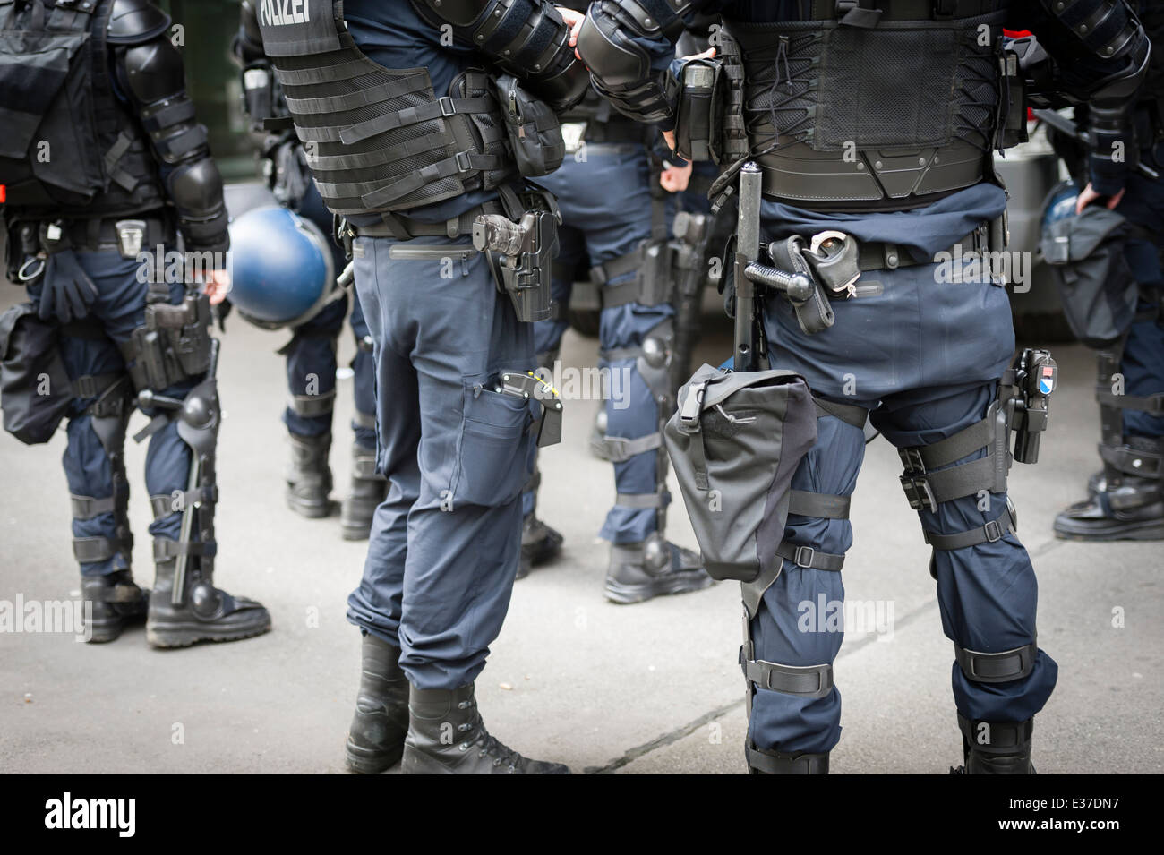 Mitglieder der Schweizer bewaffnete Polizei Kader warten bei einer Protestkundgebung bereitgestellt werden Stockfoto