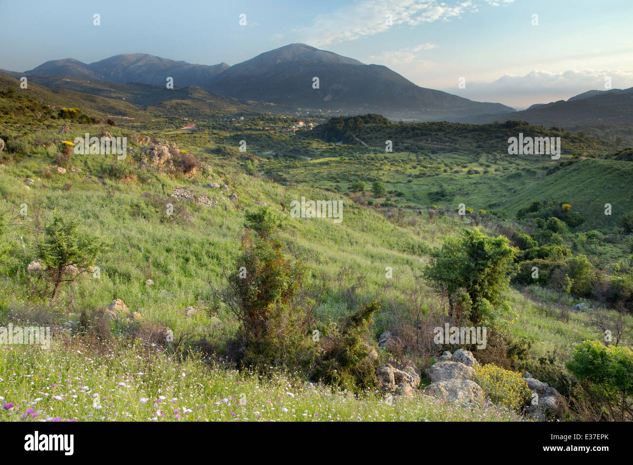 Landschaft Foto der Sonne steigt und Gehäuse ein warmes Licht über den Berg und Dorf Agia Eirini, Kefalonia Stockfoto
