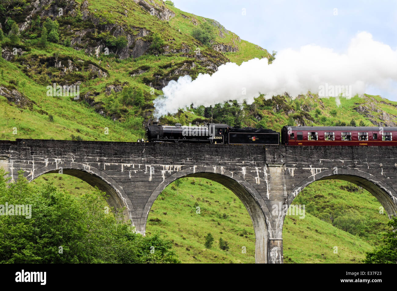 Dampfzug auf Glenfinnan Viadukt, bekannt aus Harry Potter Stockfoto