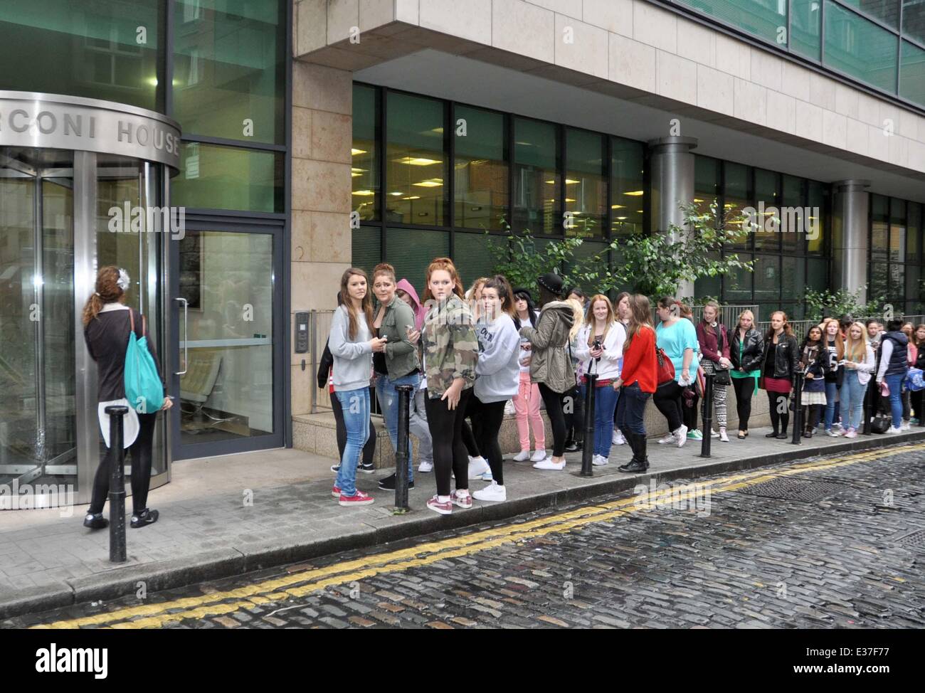 Ein bisschen eine schlechte Wahlbeteiligung für Westlife-Gründungsmitglied Shane Filan außerhalb der TodayFM-Studios heute Nachmittag. Etwa 30 Fans warteten vor, die Sängerin zu begrüßen, nachdem er auf die Ray Darcy zeigen mit erschien: Shane Filan Where: Dublin, Irland Stockfoto