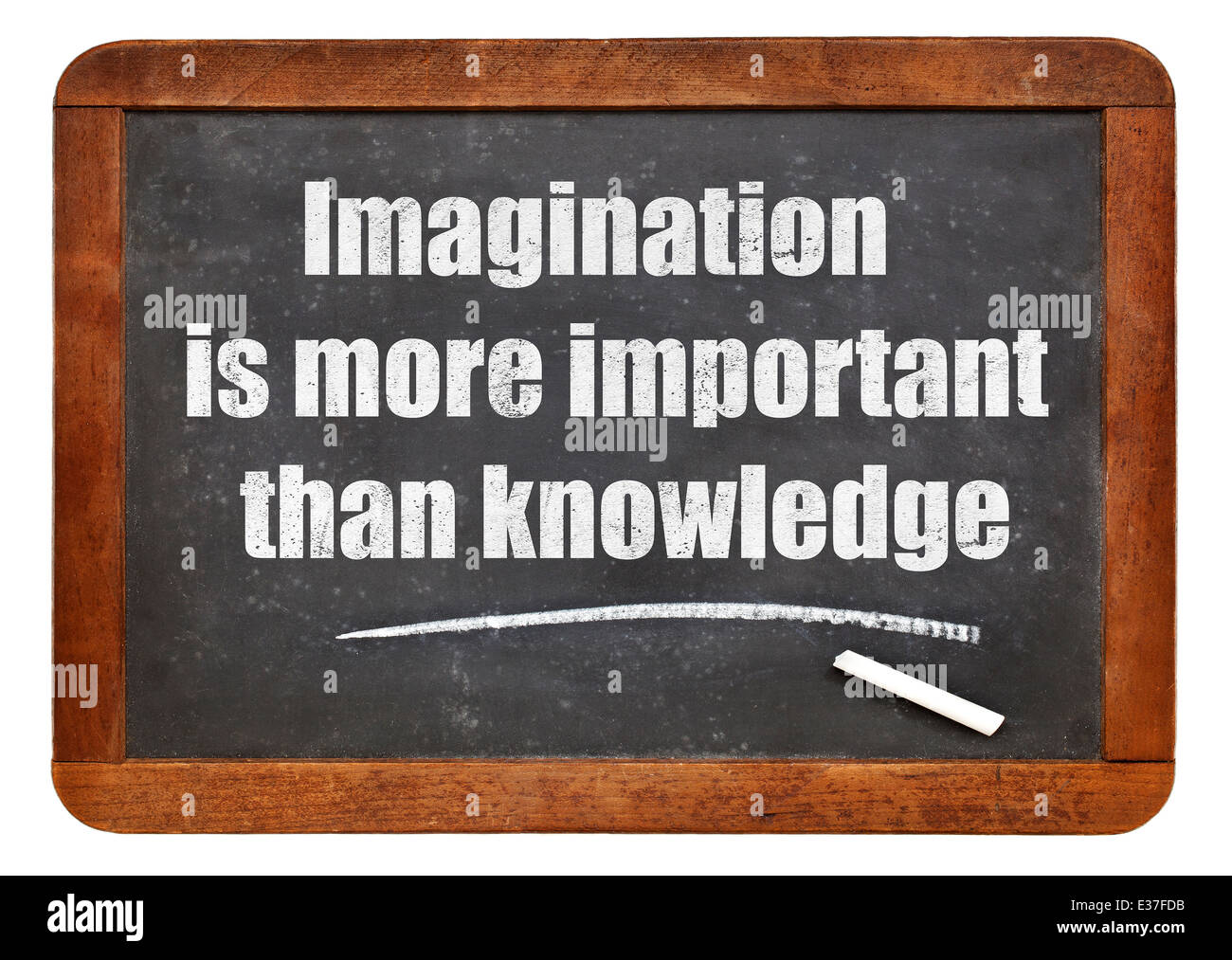 Phantasie ist wichtiger als wissen - ein Zitat von Albert Einstein - weiße Kreide Text auf einer Vintage Schiefer-Tafel Stockfoto