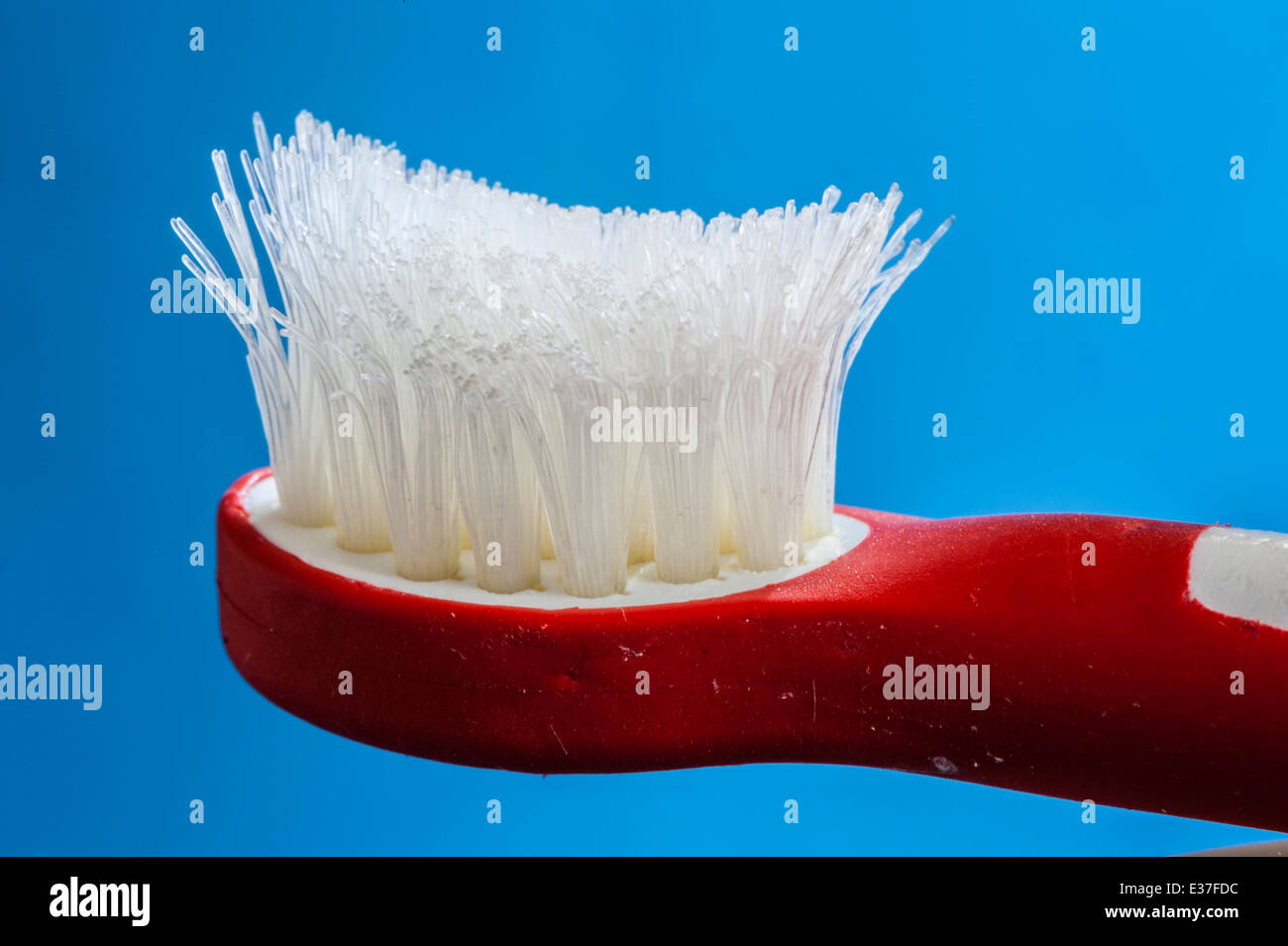 Alte, ausgefranste Kinderzahnbürste, die ersetzt werden muss. Zahnärzte  empfehlen, um eine Zahnbürste mindestens alle 3 Monate zu ersetzen  Stockfotografie - Alamy