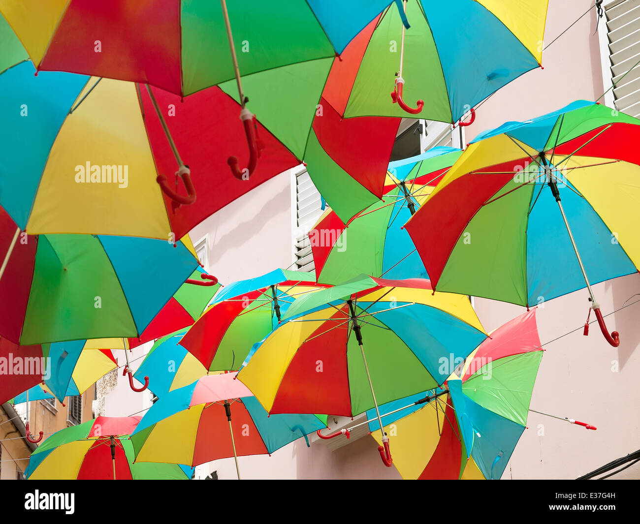 eine Menge von offenen bunten Sonnenschirmen, Straßendekoration Stockfoto