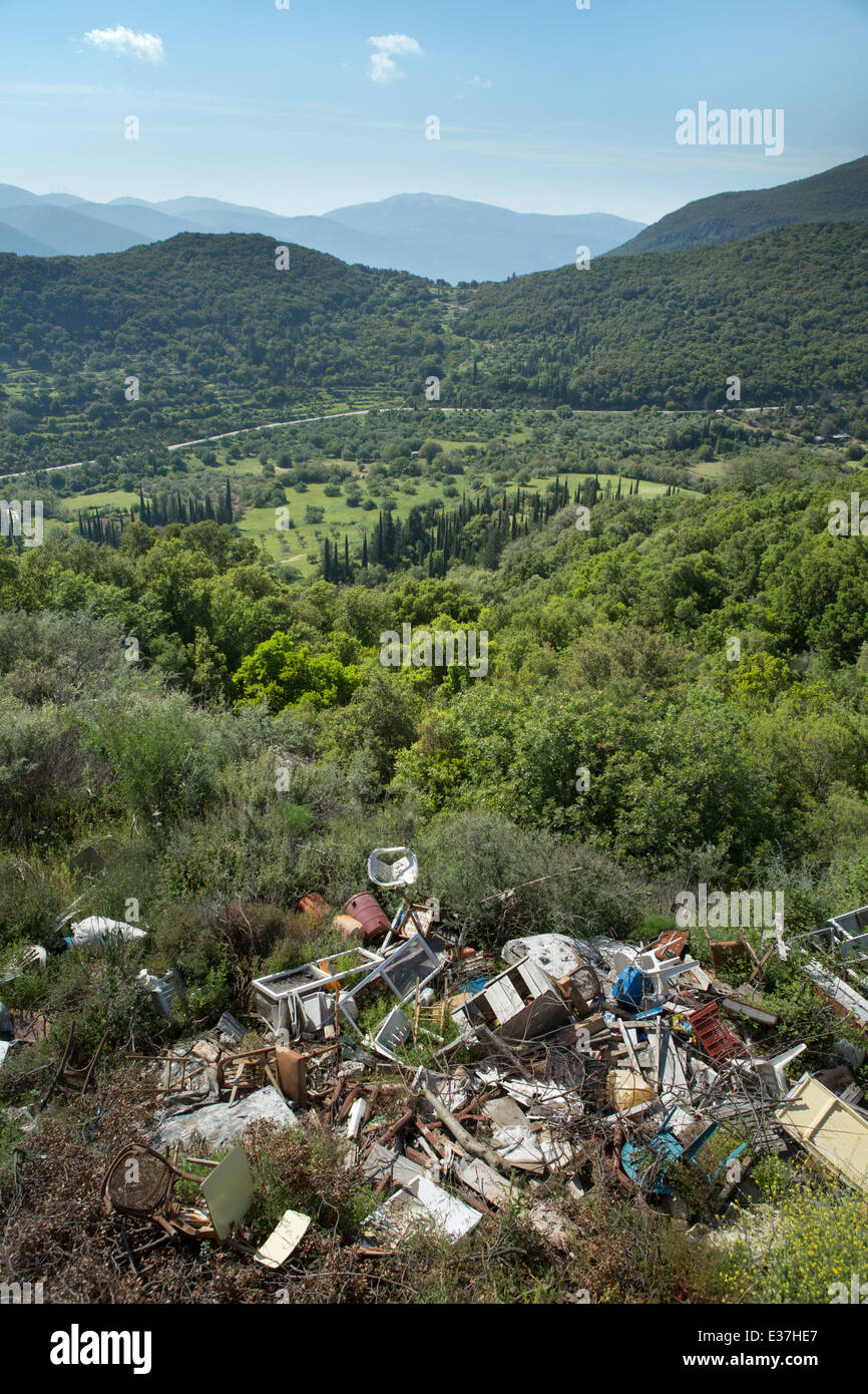 Eine wunderschöne Aussicht auf die Berge und die Straße in der Nähe von Digatelo und Sami, ruiniert durch unvorsichtige Abladen von Müll, Kefalonia. Stockfoto