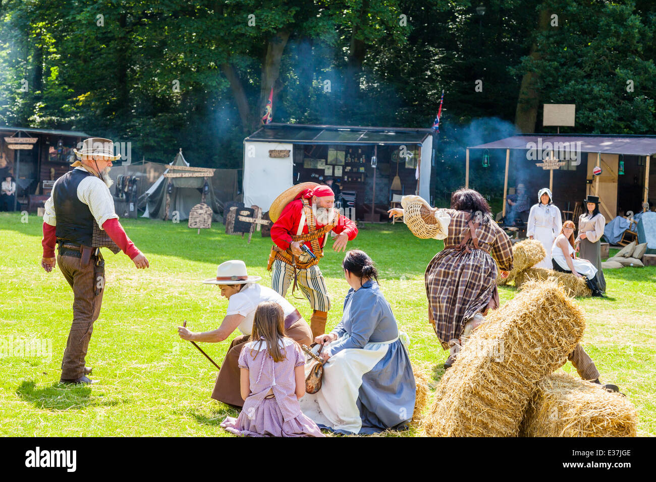 Lauch, Staffordshire, England. 22. Juni 2014, eine Country und Western-Wochenende. Eine Frau kämpft mit cowboy Stockfoto