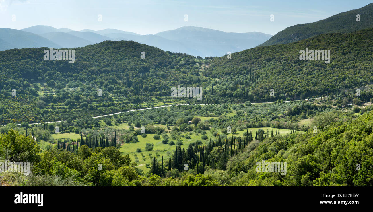 Die Berge und die Straße in der Nähe von Digatelo, Kefalonia, Eparchiaki Odos Grizata. Stockfoto