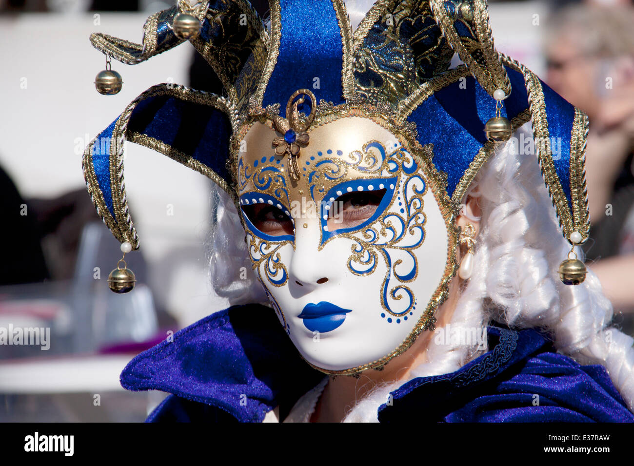 Frauen in blau, weiß und gold Clownskostüm zu Karneval in Venedig Stockfoto