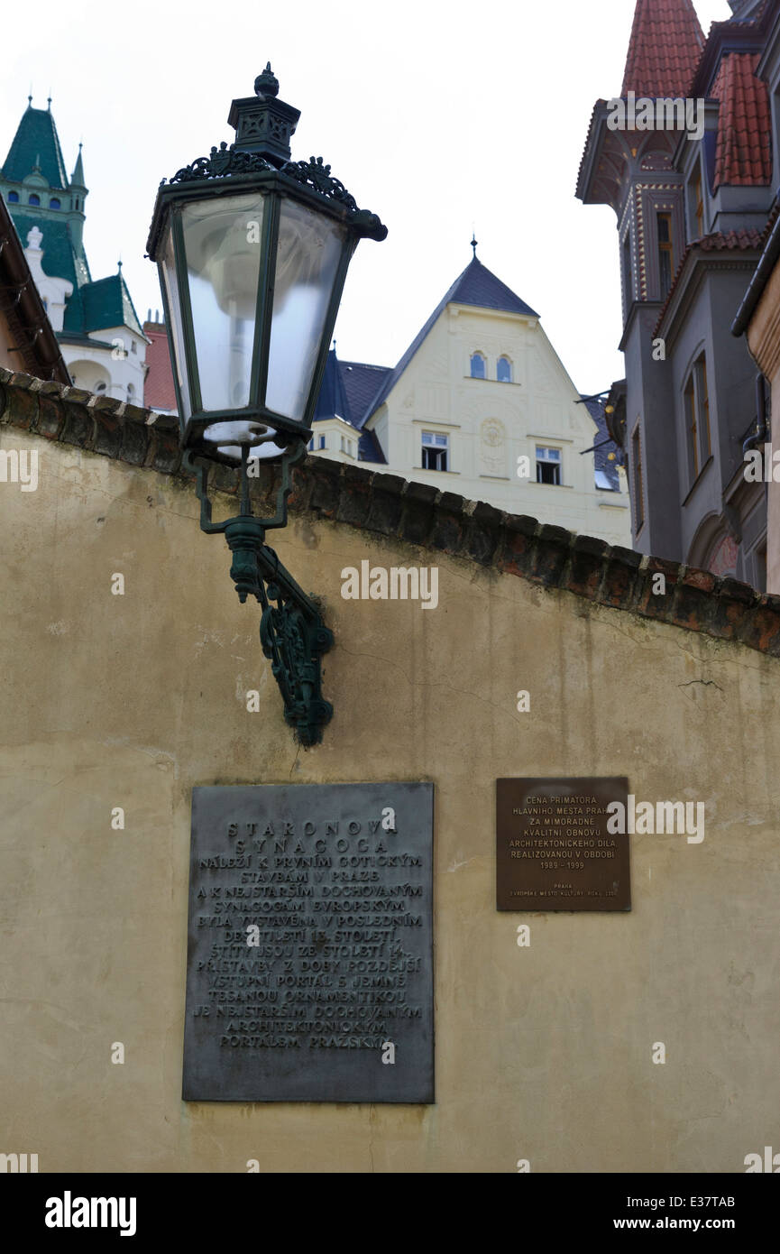 Eine alte Lampe und Gedenk-Plakette an der Außenwand der alte - neue Synagoge, Prag, Tschechische Republik. Stockfoto