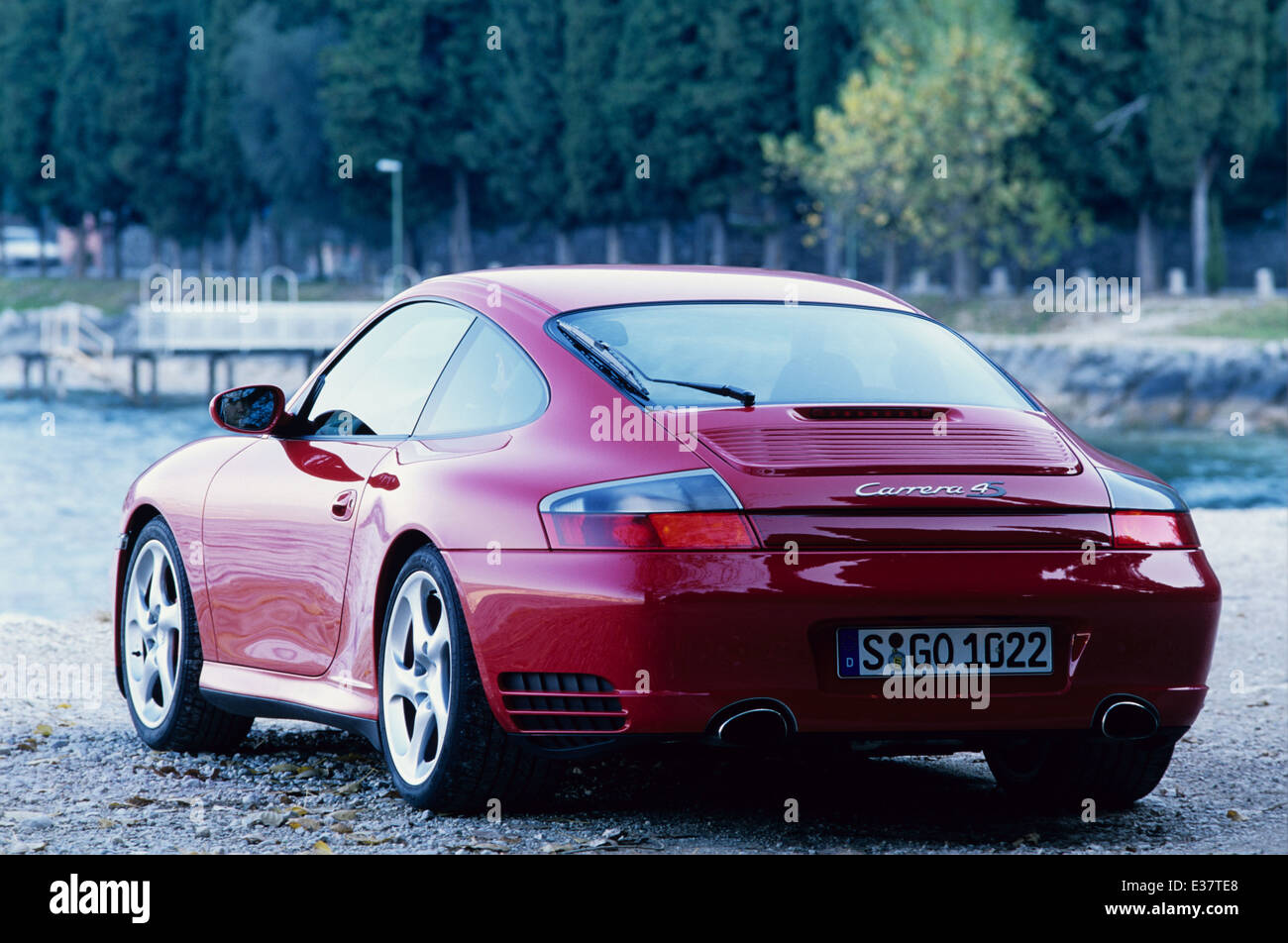 Porsche 911 Carrera 4S - 996 Modell 2001 in Rot - Hinten drei Viertel  anzeigen Stockfotografie - Alamy