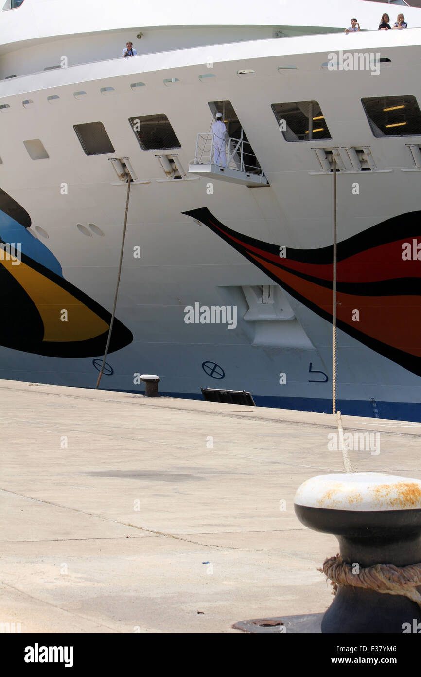 Kreuzfahrtschiff "Aida Vita" (202 m Baujahr 2002) - Dame Deck Offizier Überwachung loslassen der Festmacher - der Port PA Stockfoto