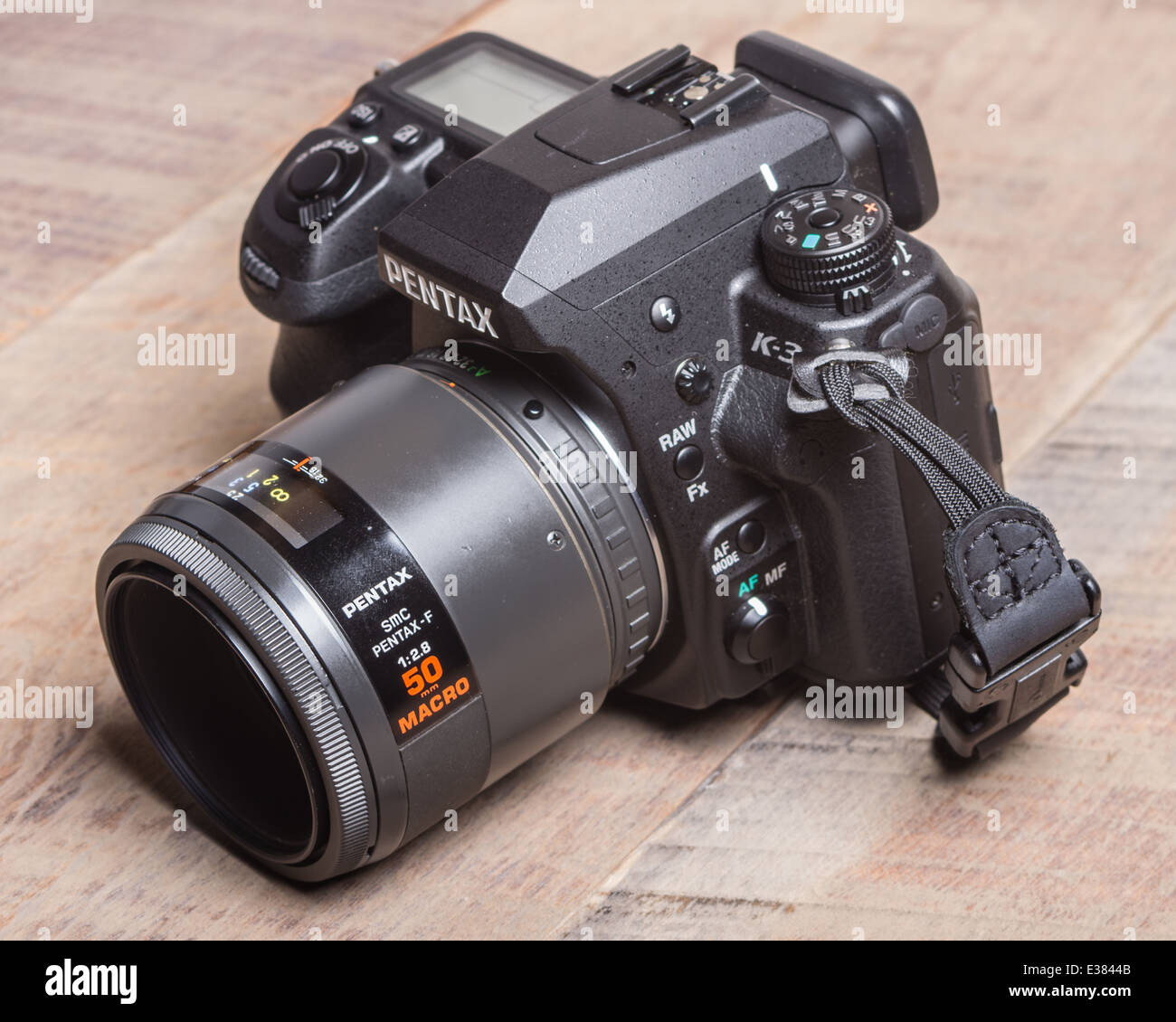 Pentax K-3 DSLR-Kamera mit 50mm Makro-Objektiv Stockfoto