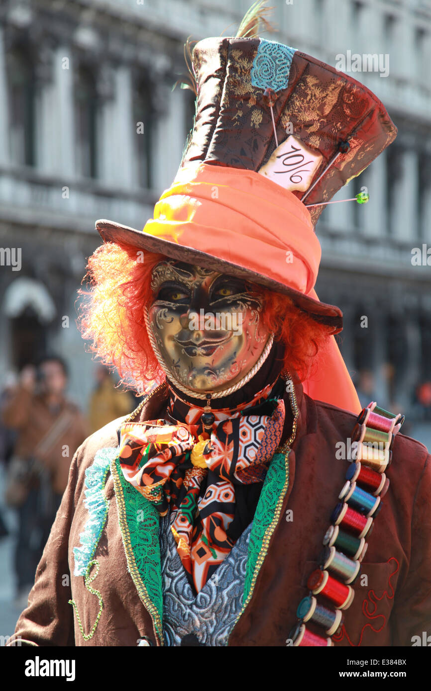 Mann verkleidet als der verrückte Hutmacher aus Alice im Wunderland  Stockfotografie - Alamy