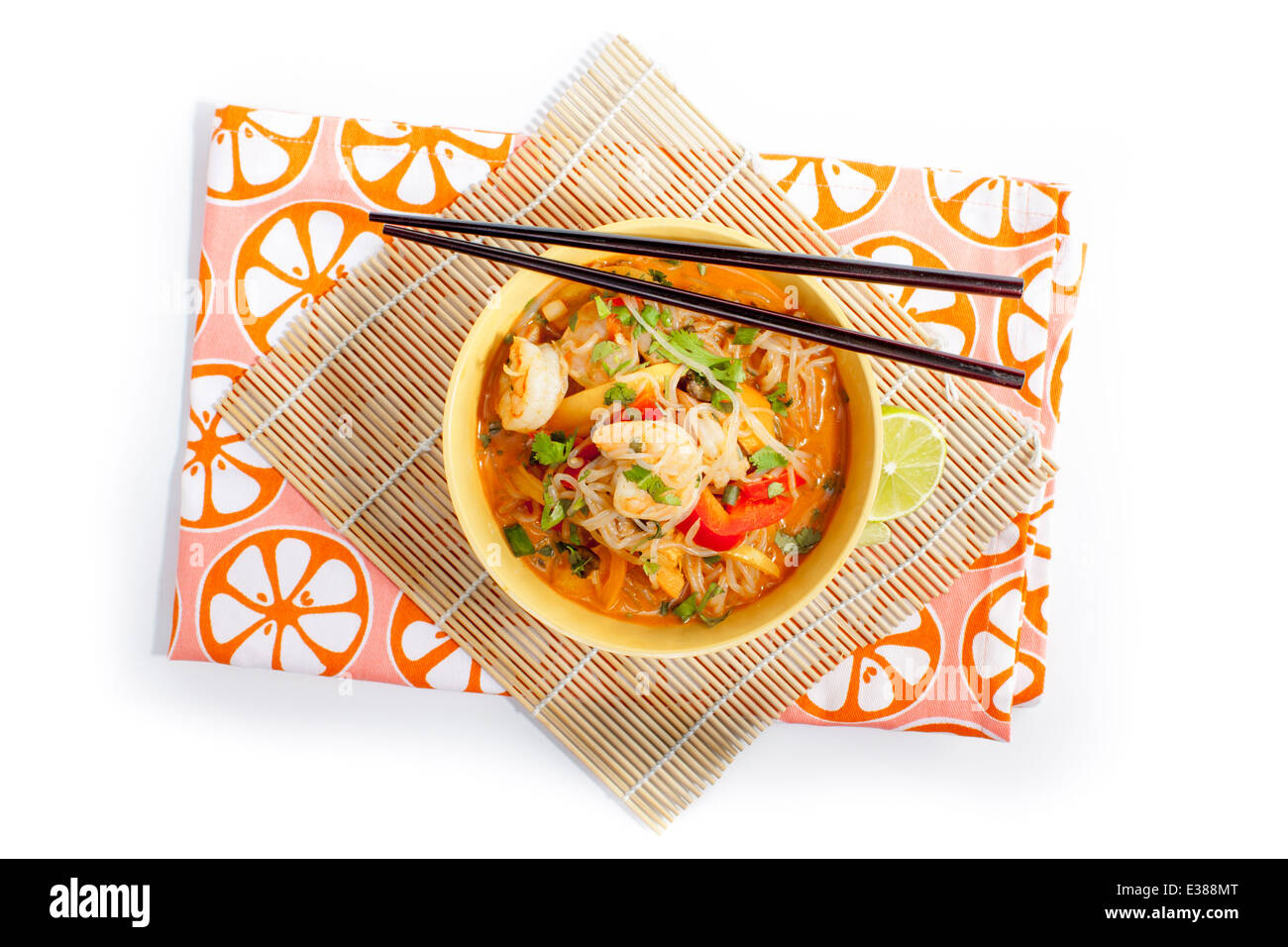 Thai Garnelen-Curry in gelben Schale von oben. Möglich Ausschnitt. Stockfoto