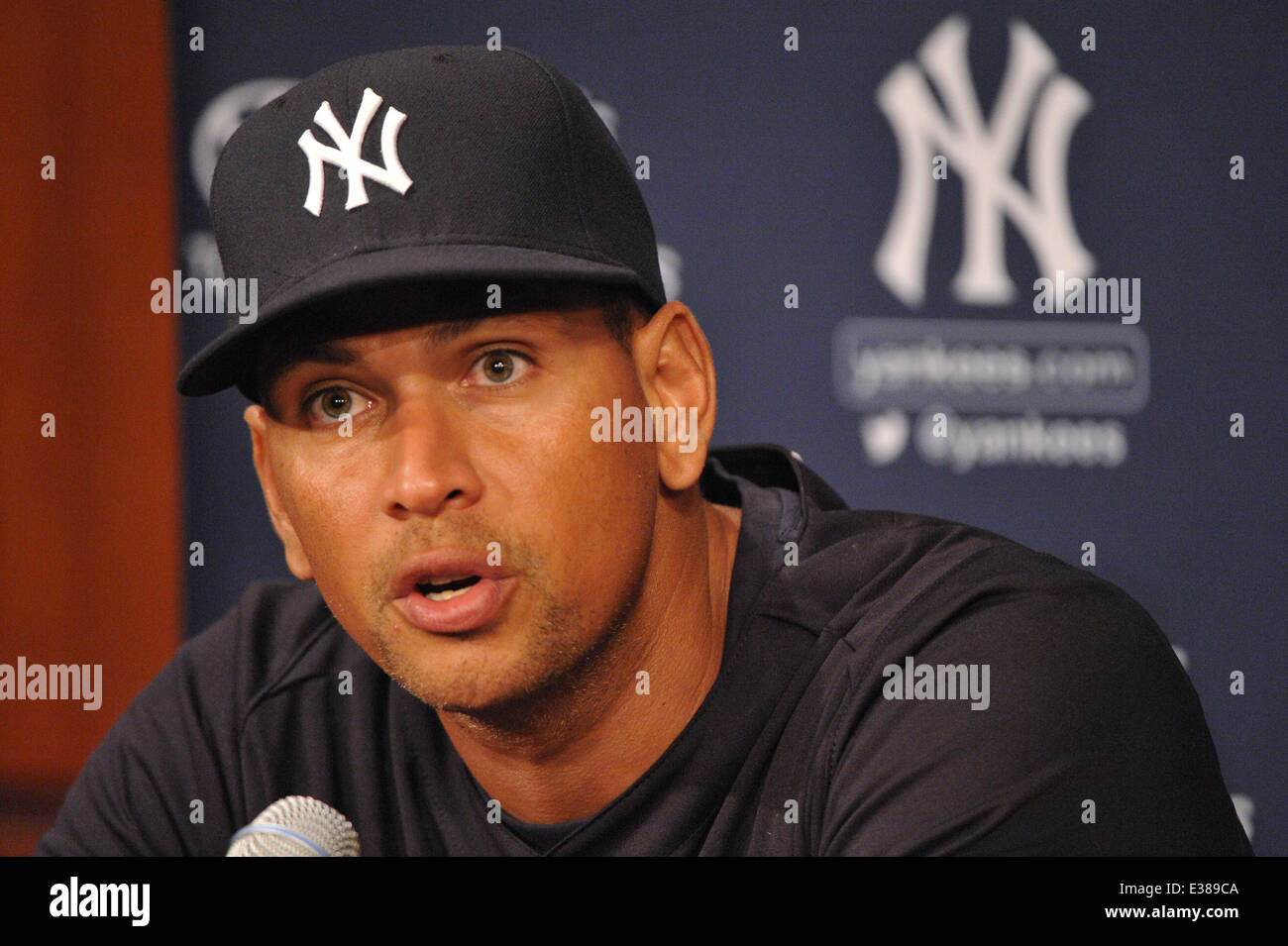 New York Yankees dritten Basisspieler Alex Rodriguez (13) auf einer Pressekonferenz vor dem Spiel gegen die Chicago White Sox Featuring: Alex Rodriguez, A-Rod wo: Chicago, Illinois, USA bei: 5. August 2013 Stockfoto