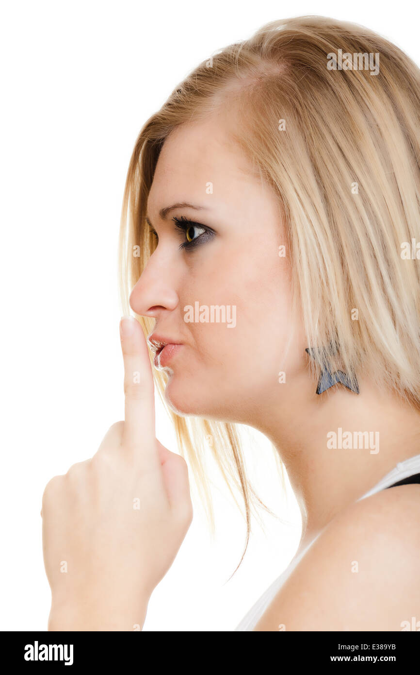 Körpersprache. Porträt von blonden Mädchen mit Finger auf Lippen Schweigen oder Geheimhaltung Hush Handgeste, isoliert auf weiss fordern. Stockfoto