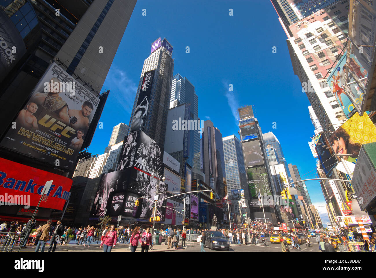 Times Square mit Plakaten in New York, Vereinigte Staaten Stockfoto