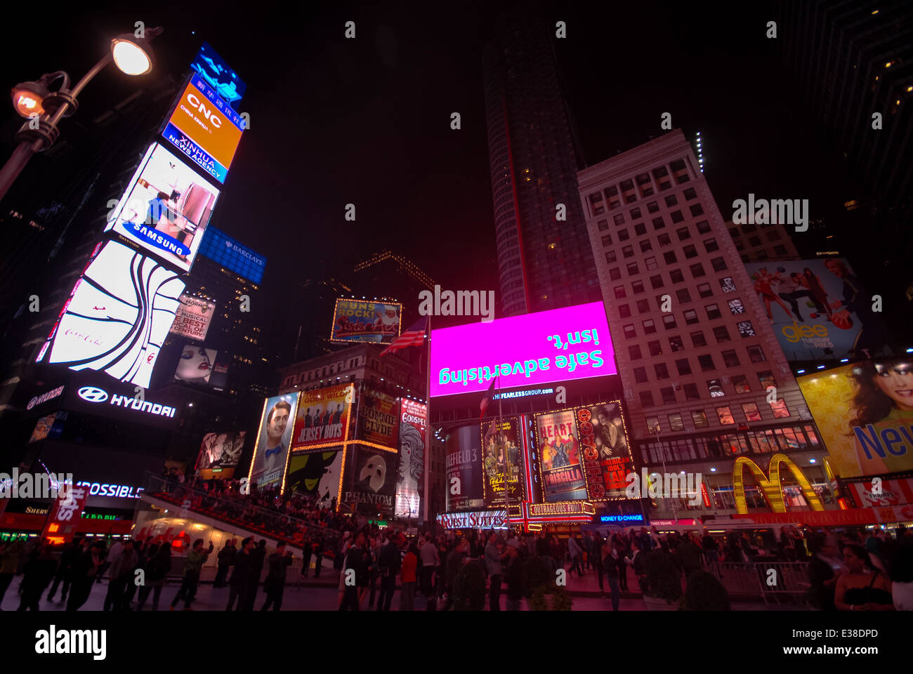Times Square bei Nacht mit Plakaten in New York, Vereinigte Staaten Stockfoto