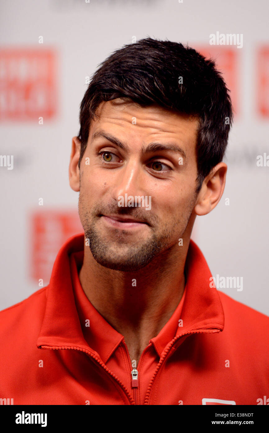 Novak Djokovic besucht die UNIQLO New Yorker Flagship-Store auf der Fifth Avenue mit: Novak Djokovic wo: Manhattan, NY, Vereinigte Stockfoto