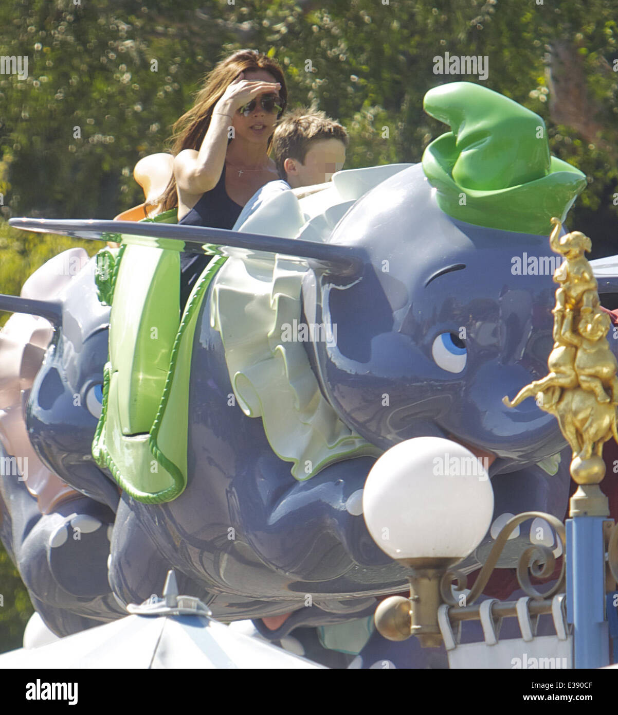 Verbringen Sie Zeit mit ihren Kindern im Disneyland, David und Victoria Beckham. Die berühmte Familie verbrachte viel Zeit im Fantasyland, Reiten die Dumbo-Fahrt, ein Karussell und eine Kindereisenbahn. Kleine Harper entdeckt wurde, genießen eine Karussellfahrt mit ihrem Bruder Stockfoto
