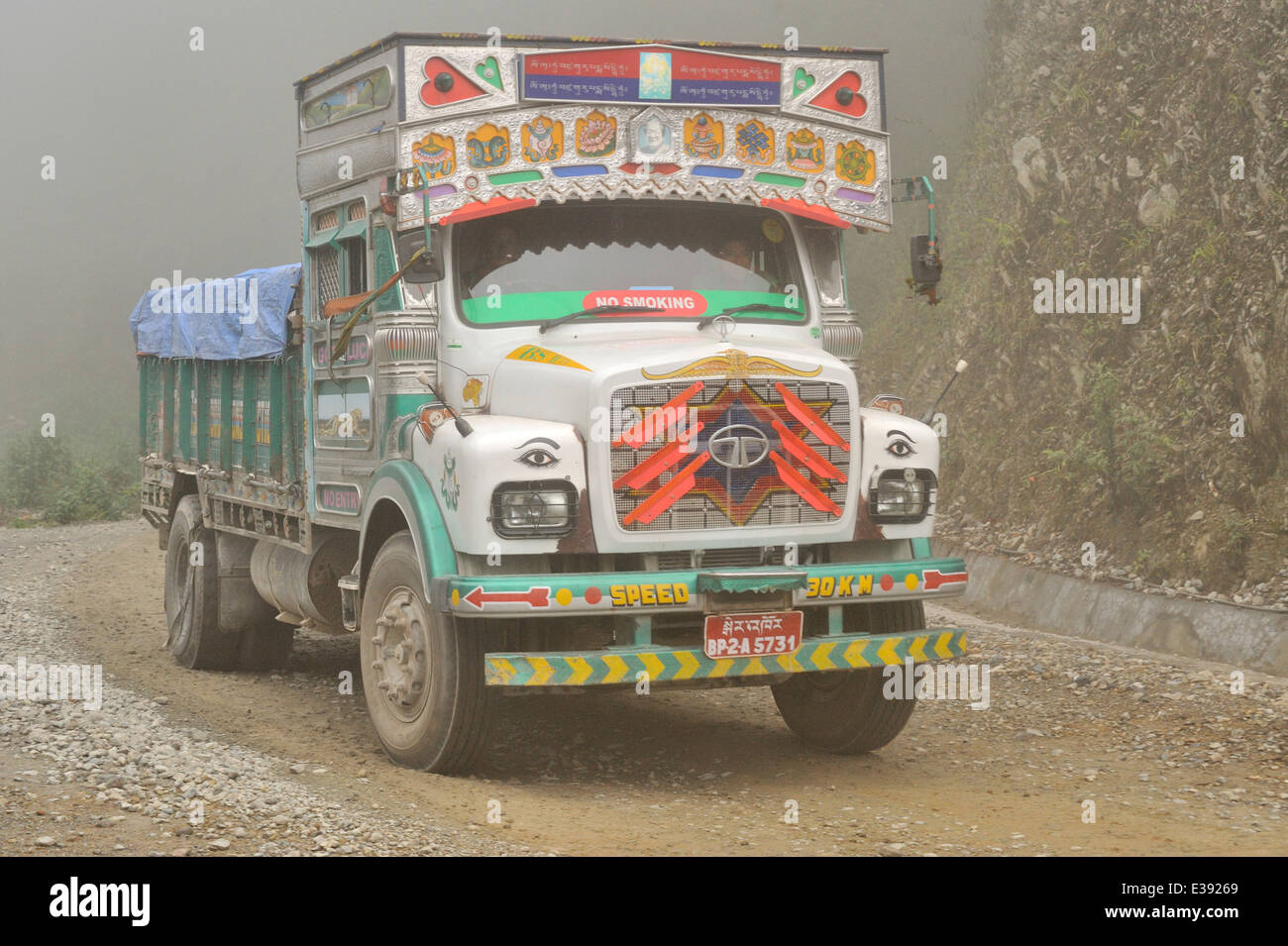 LKW auf einer Bergstraße in Ost Bhutan Stockfoto