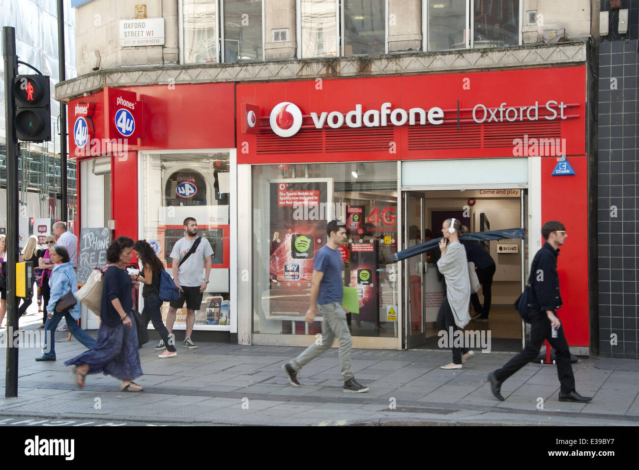 Der Vodafone Shop in der Oxford Street. Am 29. August startet Vodafone 4G Service für Kunden in London. Die Firma h Stockfoto
