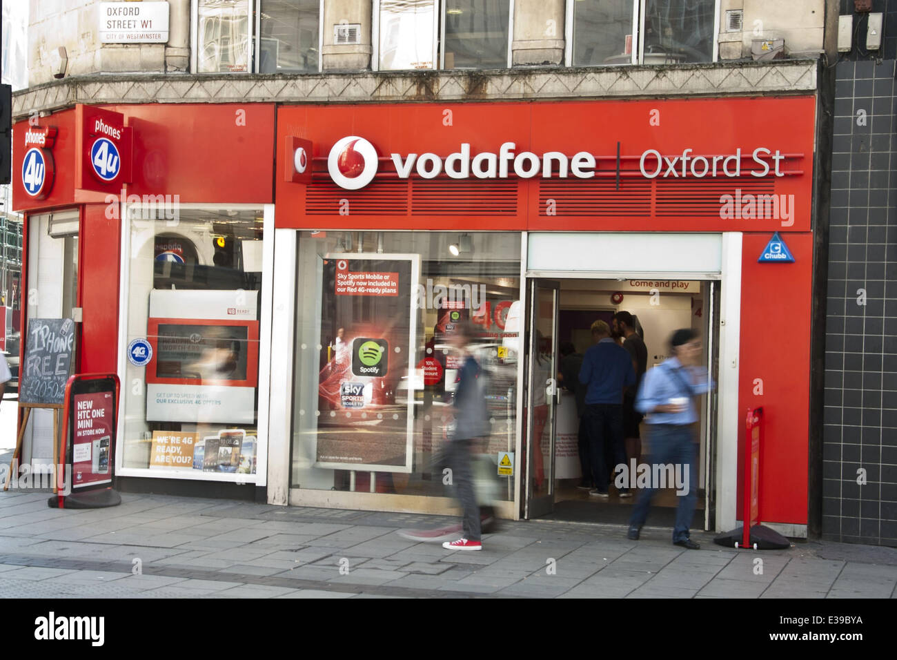 Der Vodafone Shop in der Oxford Street. Am 29. August startet Vodafone 4G Service für Kunden in London. Das Unternehmen investierte £ 900 Millionen im Netz. Vodafone will roll-out der Service für 12 weitere Städte einschließlich Sheffield, Leeds und Manchester vor Ende 2013. Kunden auf einer SIM-Karte nur 12-Monats-Vertrag werden voraussichtlich £26 pro Monat, £5 mehr als die durchschnittliche 3G-Dienst zu zahlen.  Mitwirkende: Vodafone shop wo: London, UK, Vereinigtes Königreich bei: 28. August 2013 Stockfoto