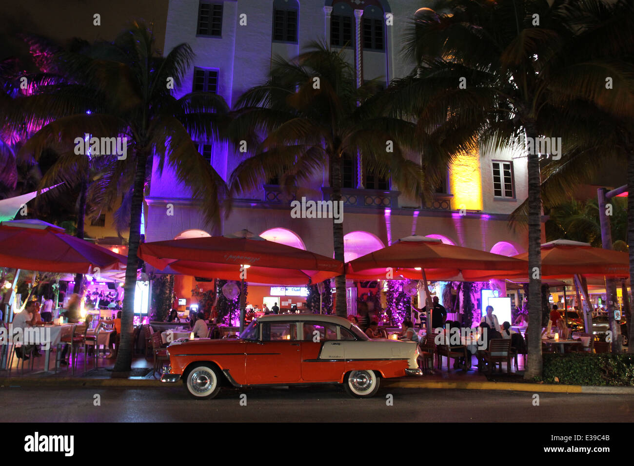 Die eklektische South Beach Viertel von Miami Beach glänzt mit Nachtleben – den ganzen Tag auf seine Art-Deco-Hotels. Stockfoto