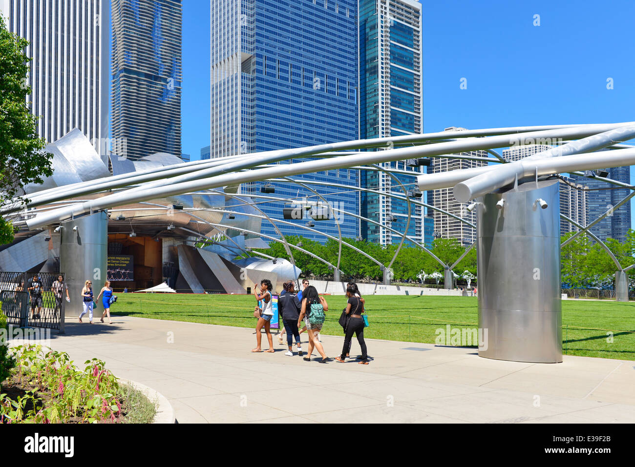 Millennium Park Chicago und Blick auf Jay Pritzker Pavilion und Hochhäuser Stockfoto