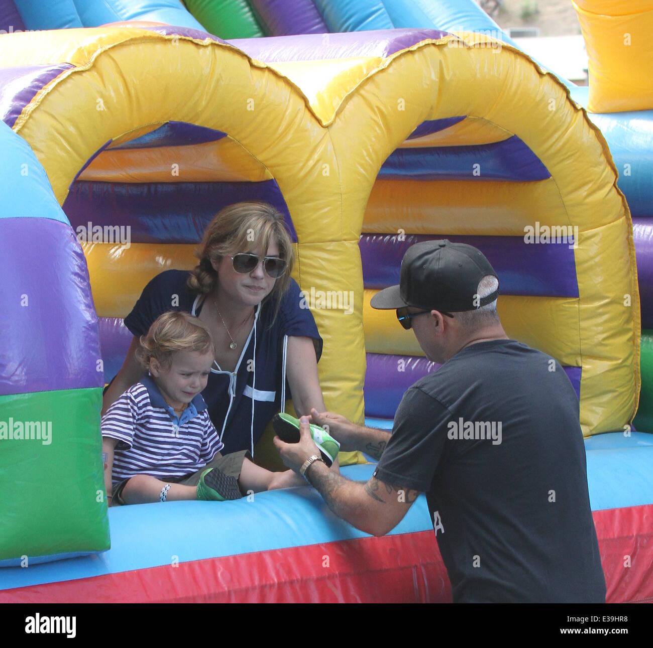 Selma Blair und Jason Bleick, mit ihrem Sohn Arthur Studio City mit: Selma Blair, Jason Bleick Where: Studio City, CA, Vereinigte Staaten bei: 31. August 2013 Stockfoto